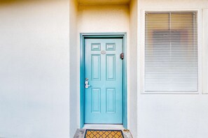 Exterior detail - Bayfront studio with pools and dock - Snowbird-friendly (Fort Walton Beach)