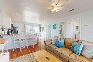 TV, offices - Cozy coastal condo, dog friendly, gulf view and close to beach access (Fort Walton Beach)