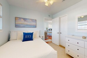 2 bedrooms, iron/ironing board, WiFi, bed sheets - Cozy coastal condo, dog friendly, gulf view and close to beach access (Fort Walton Beach)