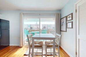 Dining - Cozy coastal condo, dog friendly, gulf view and close to beach access (Fort Walton Beach)