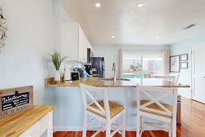 Fridge, microwave, oven, stovetop - Cozy coastal condo, dog friendly, gulf view and close to beach access (Fort Walton Beach)