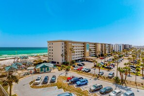 Exterior - Beachfront condo with balcony, hot tub, pool, gym, open layout, W&D, & AC (Fort Walton Beach)