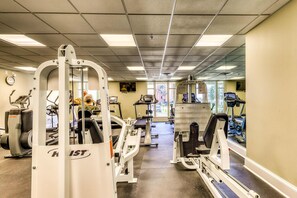 Fitness facility - Beachfront condo with balcony, hot tub, pool, gym, open layout, W&D, & AC (Fort Walton Beach)
