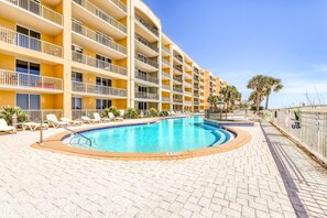 Pool - Beachfront condo with balcony, hot tub, pool, gym, open layout, W&D, & AC (Fort Walton Beach)