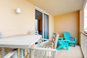 Outdoor dining - Beachfront condo with balcony, hot tub, pool, gym, open layout, W&D, & AC (Fort Walton Beach)
