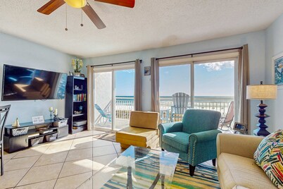 Cozy beachfront condo with private balcony, shared pool and beach access!