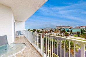 Property grounds - Gorgeous coastal home with plenty of space and easy beach access (Fort Walton Beach)