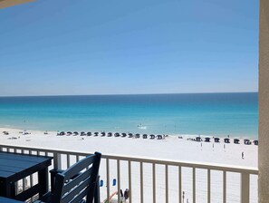 On the beach - Gorgeous beachfront condo, shared pool and seasonal beach service with beach access (Fort Walton Beach)