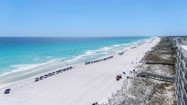On the beach - Gorgeous beachfront condo, shared pool and seasonal beach service with beach access (Fort Walton Beach)