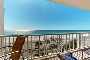 Property grounds - 5th Floor Gulf Front Condo Shared Amenities, Nearby Shopping & Dining (Fort Walton Beach)