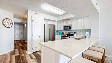 Refrigerador, microondas, horno y parrilla de estufa