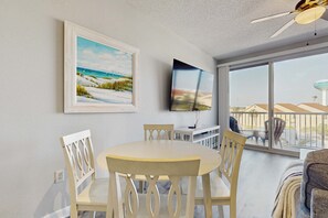 Dining - Palm Court Yacht Club 312 - Gorgeous condo with shared pool, private laundry and sound views (Fort Walton Beach)