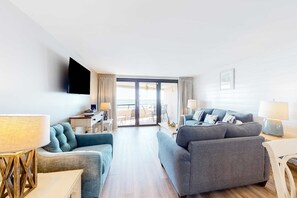 TV, DVD player, offices - Gulf-front condo with HD flat-screen televisions Tiki bar & Sky bar on-site (Miramar Beach)