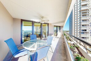 Outdoor dining - Gulf-front condo with HD flat-screen televisions Tiki bar & Sky bar on-site (Miramar Beach)