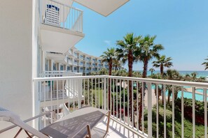 Property grounds - Amazing second-floor condo with Gulf View, fitness center, pools & beach access (Miramar Beach)