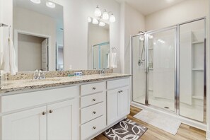 Shower, hair dryer, towels - Charming retreat with pool, playground, patio, washer/dryer, & central AC (Port St. Joe)