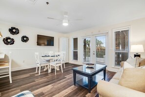 TV, DVD player, offices - Charming condo near the beach, with community pools and hot tub (Santa Rosa Beach)