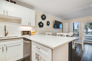 Fridge, microwave, oven, stovetop - Charming condo near the beach, with community pools and hot tub (Santa Rosa Beach)