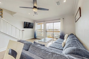 TV, offices - Two-story water view retreat with a pool, washer&dryer, AC, & balcony (Fort Walton Beach)
