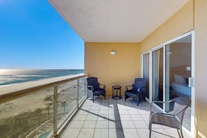 Terrace/patio - Gulf Front Condo with Onsite Pools, Fitness Center, Dry Sauna, and WiFi (Pensacola Beach)