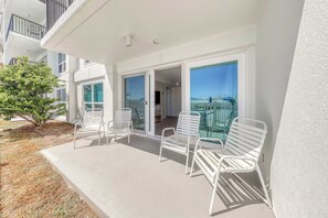 Terrace/patio - Sea Oats 104 - Gorgeous, Gulf-front condo with beach access, hot tub, outdoor pool, tennis (Fort Walton Beach)