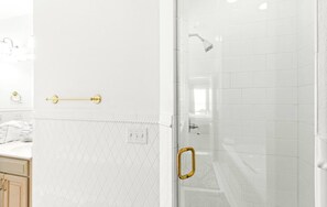 Shower, hair dryer, towels - Gorgeous Gulf front townhome, Gas grill and beach access (Pensacola Beach)