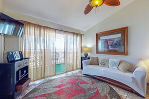 TV, DVD player, stereo, offices - Bayview Condo with Shared Pool, Beach Nearby - Snowbirds Welcome (Pensacola Beach)