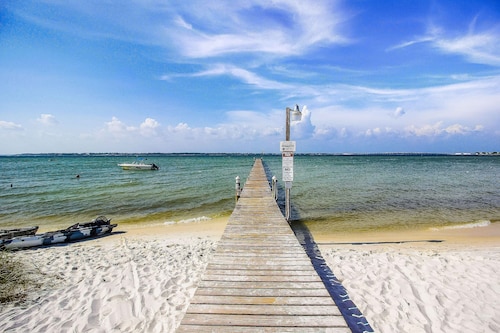 Bayview Condo with Shared Pool, Beach Nearby - Snowbirds Welcome