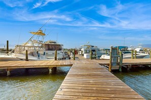 Marina - Bayfront delight with pool, bay views & prime location - snowbird-friendly (Fort Walton Beach)