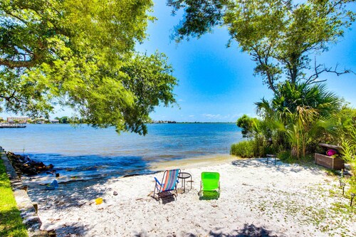 Bayfront delight with pool, bay views & prime location - snowbird-friendly