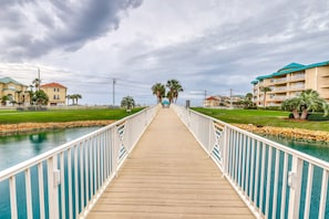 Property grounds - Fourth-floor, ocean-view condo with pool, high-speed WiFi, beach access & W&D (Miramar Beach)