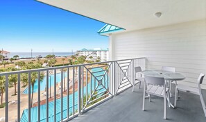 Outdoor dining - Fourth-floor, ocean-view condo with pool, high-speed WiFi, beach access & W&D (Miramar Beach)