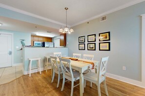 Dining - Beachview Condo with full kitchen, shared pool and beach access (Fort Walton Beach)