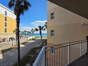 Property grounds - Beachview Condo with full kitchen, shared pool and beach access (Fort Walton Beach)