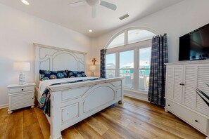 4 bedrooms, WiFi, bed sheets - Dog-friendly charmer near the Gulf with private salt water pool, W/D, deck & AC (St. George Island)
