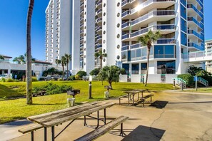 Outdoor dining - Beautiful resort studio w/ beach views, shared pool, hot tubs, & fitness center (Miramar Beach)