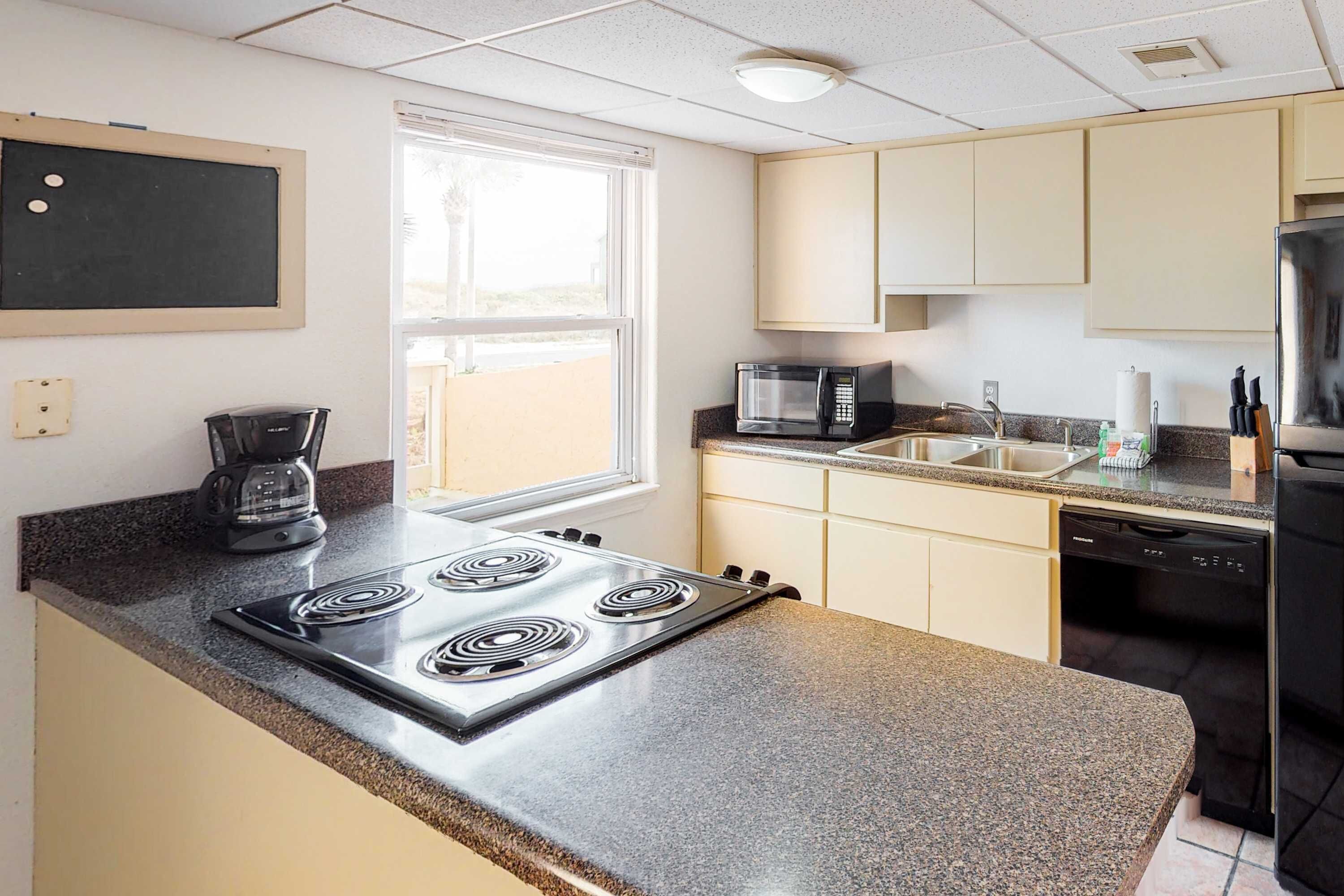 Kylskåp, mikrovågsugn, ugn och spishäll