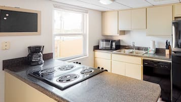 Kylskåp, mikrovågsugn, ugn och spishäll