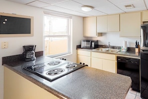 Kylskåp, mikrovågsugn, ugn och spishäll