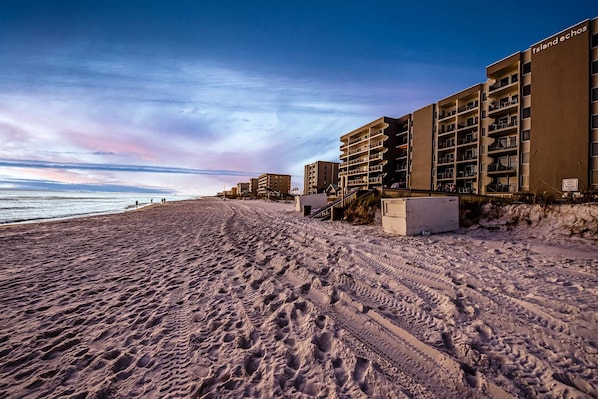 On the beach - Relaxing Gulf-front condo with shared pool, balcony, & fitness room (Fort Walton Beach)