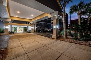Exterior - Relaxing Gulf-front condo with shared pool, balcony, & fitness room (Fort Walton Beach)