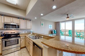 Fridge, microwave, oven, stovetop - Ground floor, oceanfront condo with pool, fast WiFi & seasonal beach service (Fort Walton Beach)