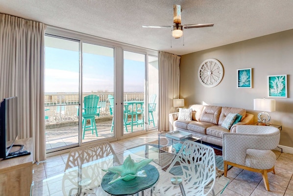 TV, DVD player, offices - Ground floor, oceanfront condo with pool, fast WiFi & seasonal beach service (Fort Walton Beach)