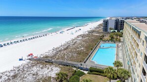 A resort with a beach, a swimming pool, and a view of the ocean. - Ground floor, oceanfront condo with pool, fast WiFi & seasonal beach service (Fort Walton Beach)