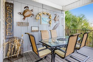 Outdoor dining - Dog-friendly luxury beach home w/ private pool, private beach & beachfront pools (Miramar Beach)
