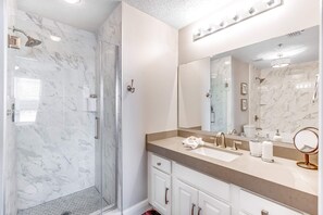 Shower, hair dryer, towels - Palm Court Yacht Club 303 - Snowbird-friendly waterfront condo w/shared pool, hot tub, washer/dryer (Fort Walton Beach)