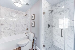 Shower, hair dryer, towels - Palm Court Yacht Club 303 - Snowbird-friendly waterfront condo w/shared pool, hot tub, washer/dryer (Fort Walton Beach)