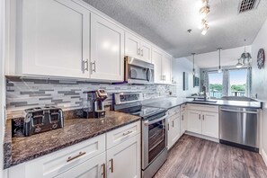 Fridge, microwave, oven, stovetop - Palm Court Yacht Club 303 - Snowbird-friendly waterfront condo w/shared pool, hot tub, washer/dryer (Fort Walton Beach)