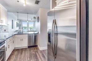 Interior - Palm Court Yacht Club 303 - Snowbird-friendly waterfront condo w/shared pool, hot tub, washer/dryer (Fort Walton Beach)