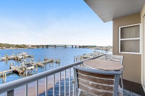 Outdoor dining - Palm Court Yacht Club 303 - Snowbird-friendly waterfront condo w/shared pool, hot tub, washer/dryer (Fort Walton Beach)